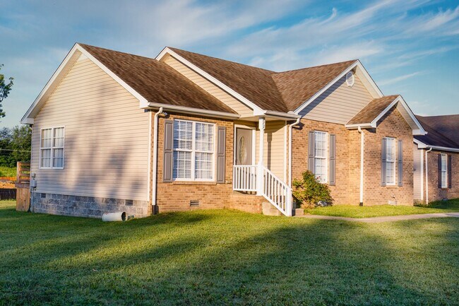 Foto del edificio - Renovated Charmer of a Home on Corner Lot ...