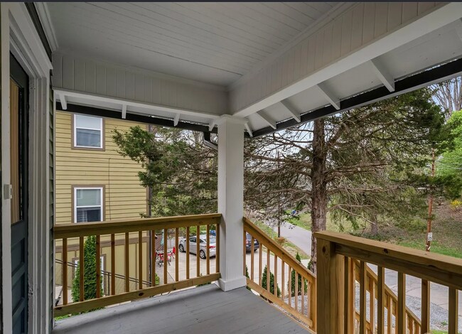 Building Photo - Stunning Home for Rent Minutes from Biltmo...