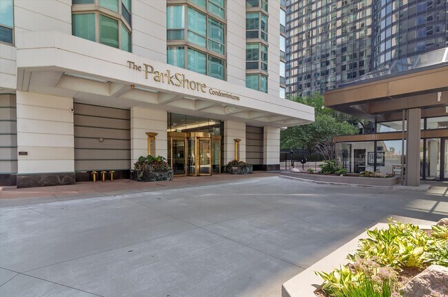 Foto del exterior de The ParkShore Condominiums: fotografía es propiedad de United Realty Group - 195 N Harbor Dr