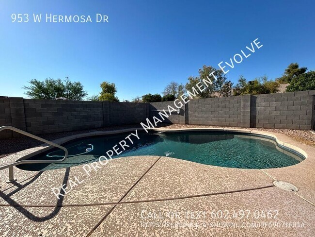 Foto del edificio - POOL MAINTENANCE INCLUDED!