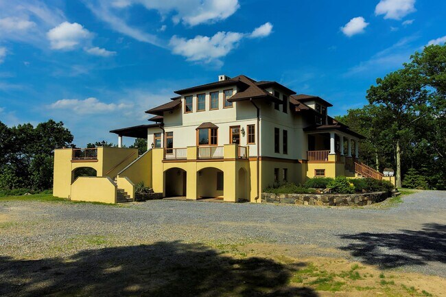 Foto del edificio - 12 Blueberry Hill Rd