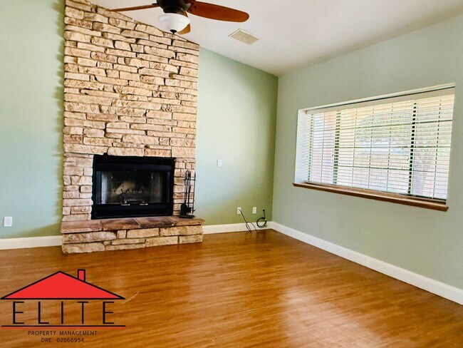 Foto del edificio - NORTHWEST POOL HOME AVAILABLE NOW!!