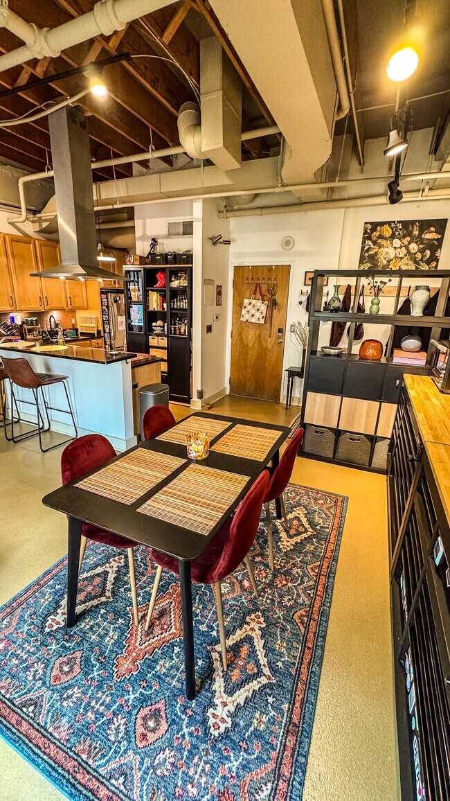 Foto del edificio - 6533 E Jefferson Ave