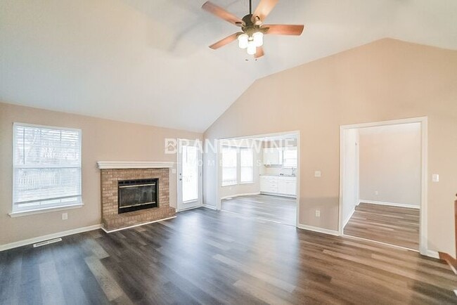 Building Photo - 914 SW Foxtail Dr