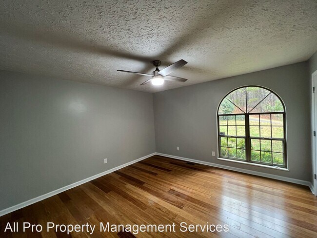 Foto del edificio - 4 br, 3 bath House - 670 Emerald Ave