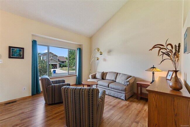 Sala de estar formal - Vista 3 - 13504 Quivas St