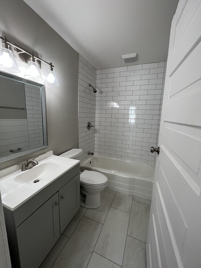 Building Photo - 607 Fulton St E