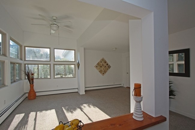 Building Photo - Henning Drive Apartments