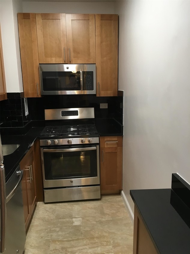 Primary Photo - 250 E 63rd St