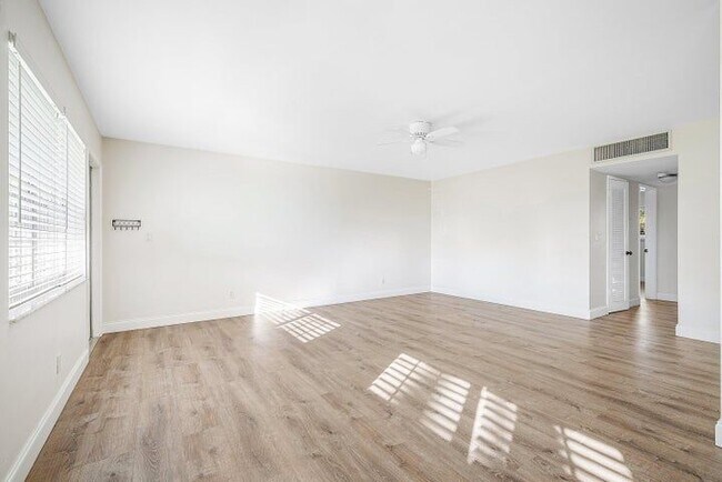 Building Photo - 2455 NE 51st St