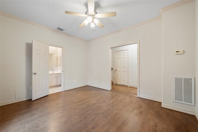 Building Photo - 1515 Hyde Park Blvd