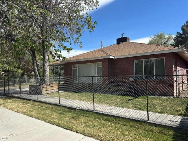 Building Photo - Three bedroom, one bath, downtown Bishop