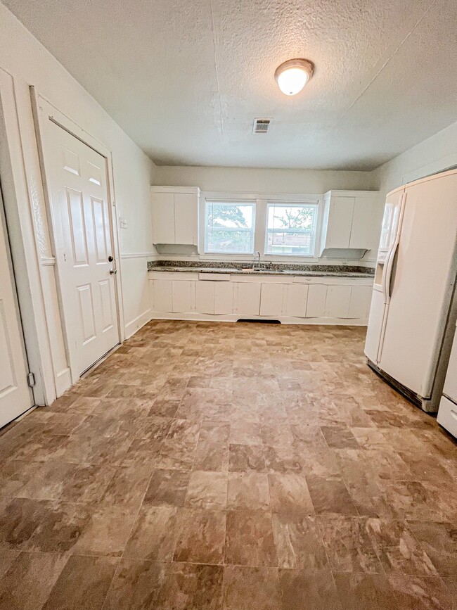 Kitchen - 2665 Larkspur Ave