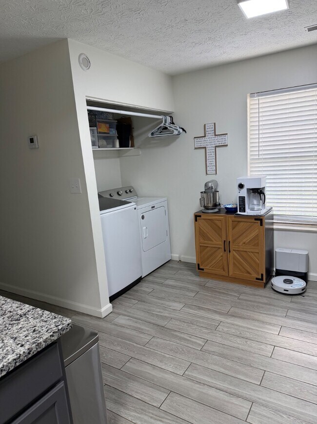 Foto del edificio - 9124 Cedarpark Ln NW