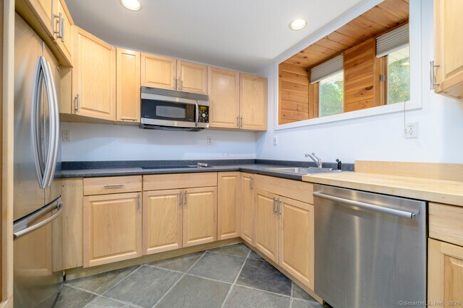 Foto del edificio - 231 Flax Hill Rd