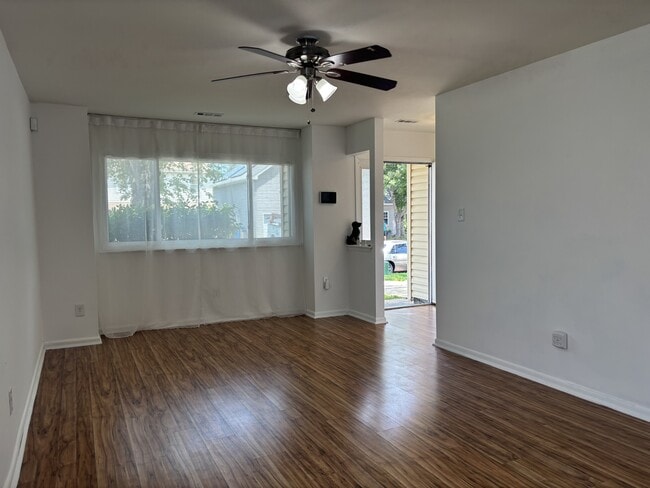 Building Photo - 1372 Riverside Dr
