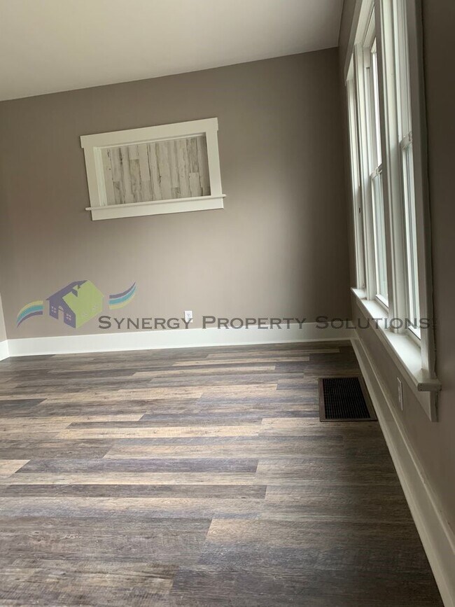Building Photo - OWN YOUR HOME IN CRESTLINE  MOVE IN READY!