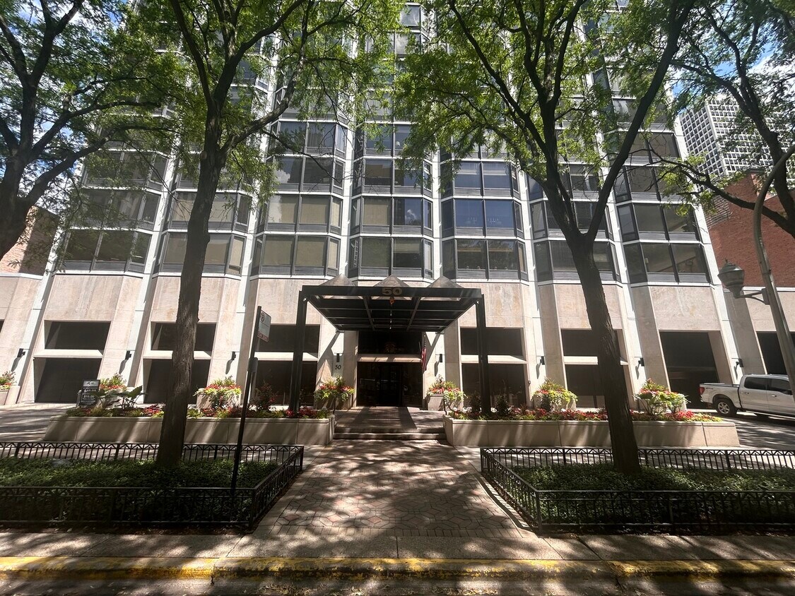 Foto principal - 50 E Bellevue Pl