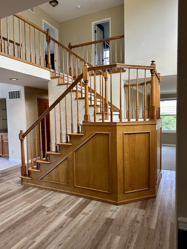 Entrada - 9402 Oakbrush Way