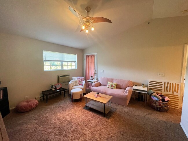 Building Photo - Adorable 1 Bedroom 1 Bathroom Condo in Ric...