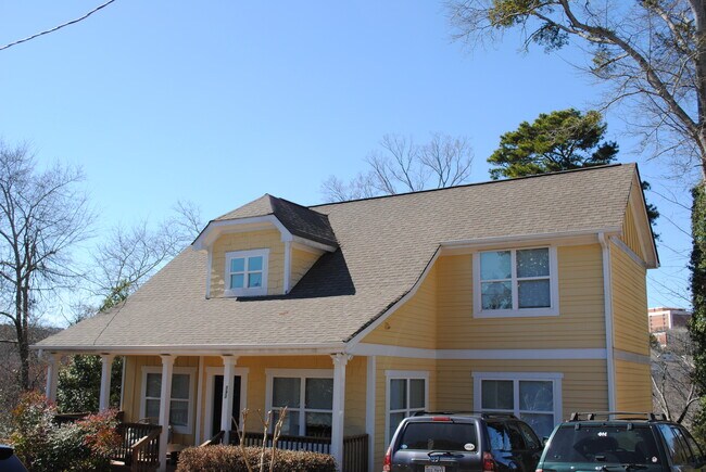 Building Photo - 590 S Poplar St