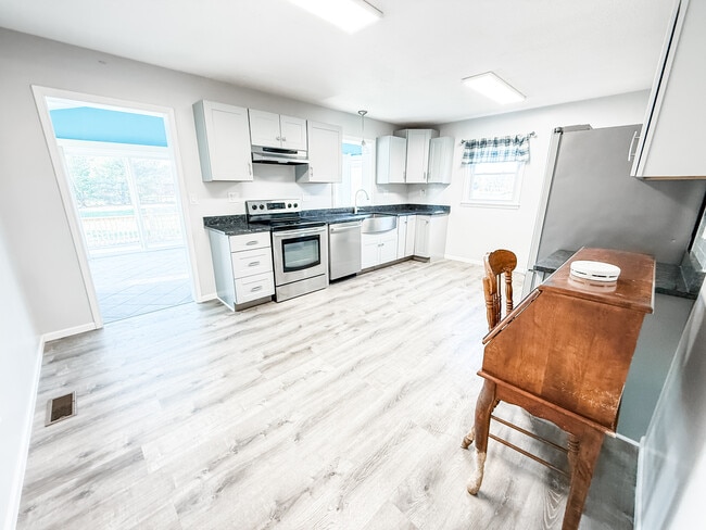 Building Photo - 208 Green Acres Dr