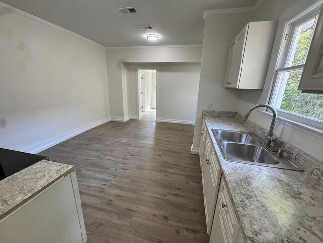 Foto del edificio - 3 Bedroom Single Family House 611 DIP in Mobile, AL 36606