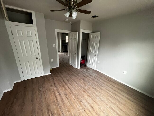 Sample Room - 1610 Texas St