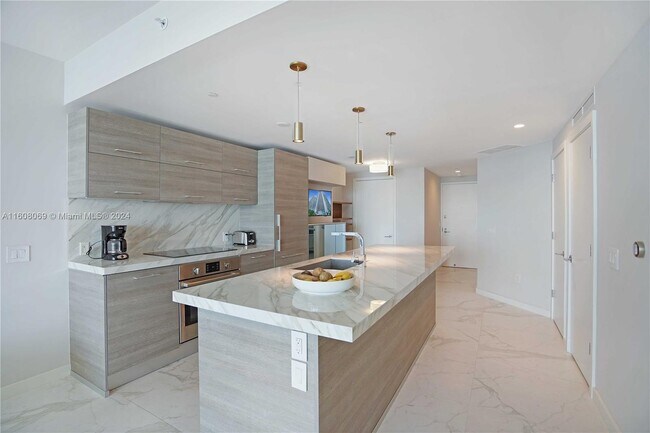 Foto del edificio - 650 NE 32nd St
