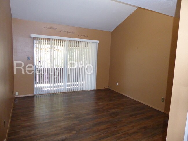 Foto del edificio - SCHEDULE A SHOWING NOW
