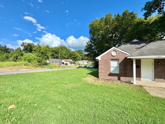Building Photo - 1730 Swift St
