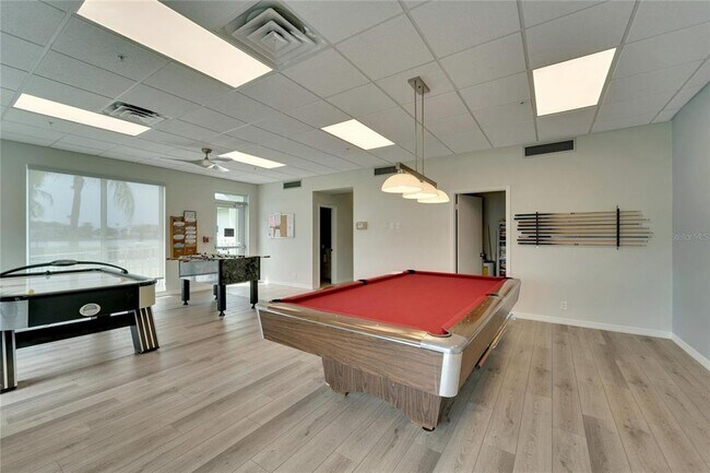 Foto del edificio - 400 64th Ave
