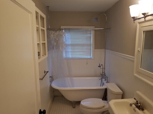 Bathroom - 739 Rice St NW