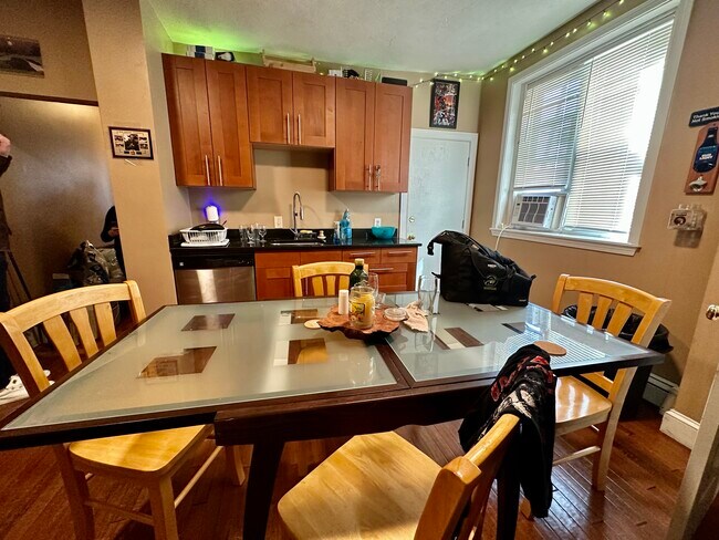 Building Photo - 10 Glenville Ave