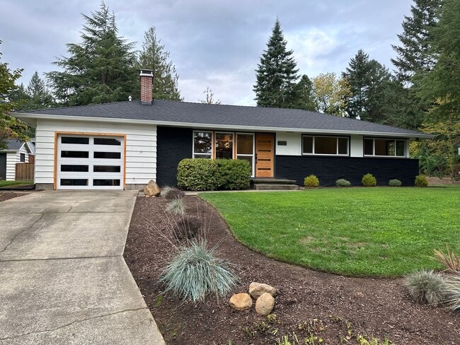 GORGEOUS RANCH STYLE HOME ON HUGE MANICURED LOT IN GARDEN HOME IN SW PORTLAND - GORGEOUS RANCH STYLE HOME ON HUGE MANICURED LOT IN GARDEN HOME IN SW PORTLAND