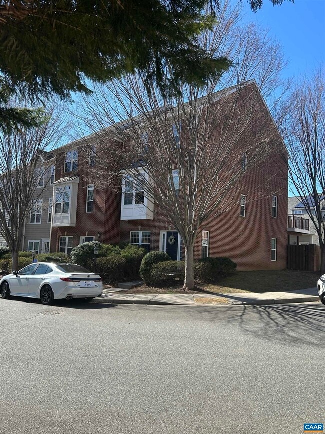 Building Photo - 735 Rainier Rd