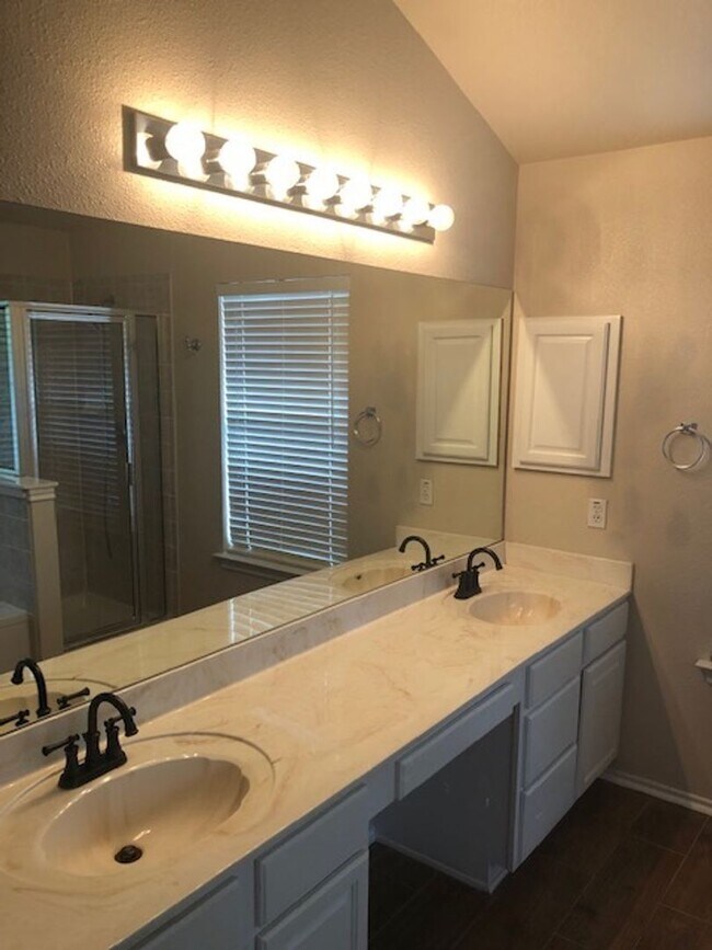 Building Photo - Beautiful home in gated community