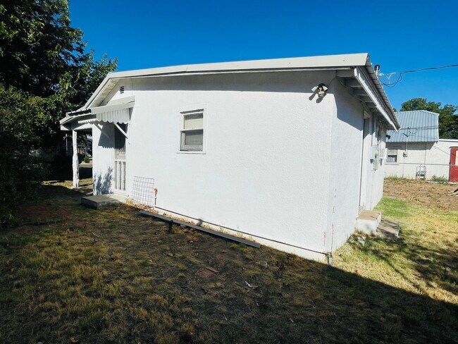 Foto del edificio - 705 S Ave B - 1 Bedroom