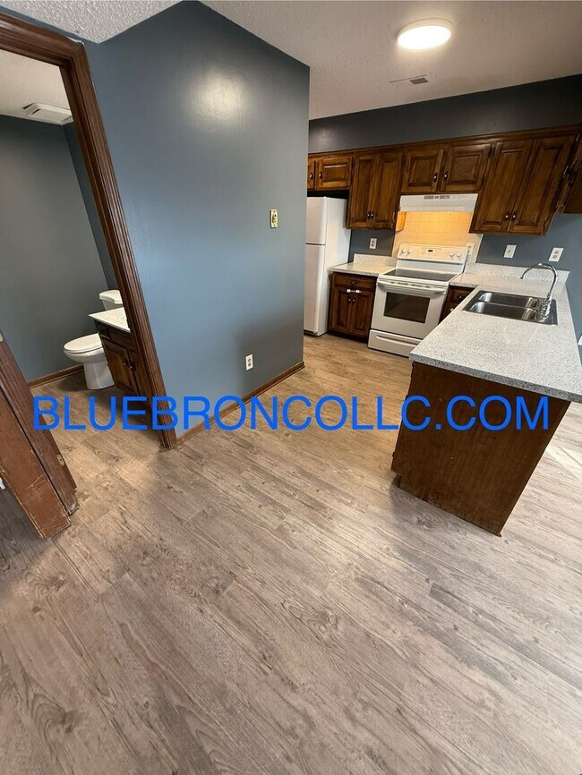 Foto del edificio - 1002-1006 NW Porter Ct.