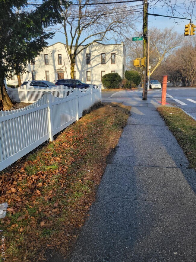 Foto del edificio - 871 Throgs Neck Expy