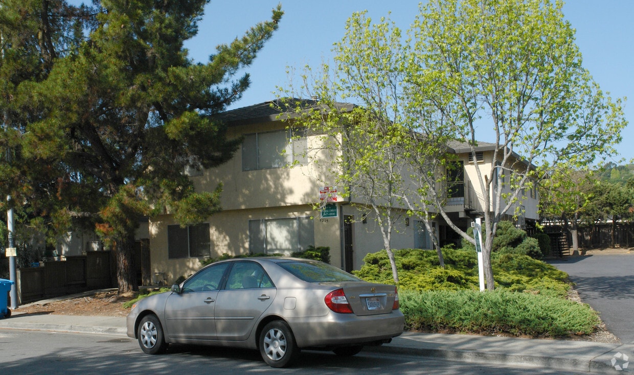Building Photo - 8225 Kelton Dr