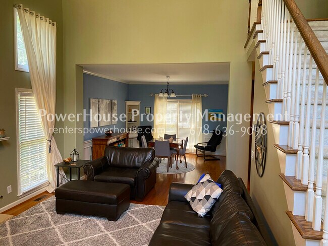 Building Photo - 370 Landing Entry