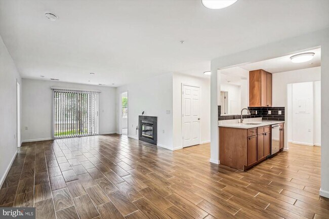 Foto del edificio - 10010 Vanderbilt Cir