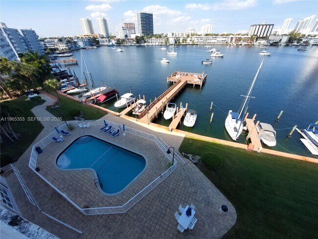 Foto del edificio - 400 Golden Isles Dr