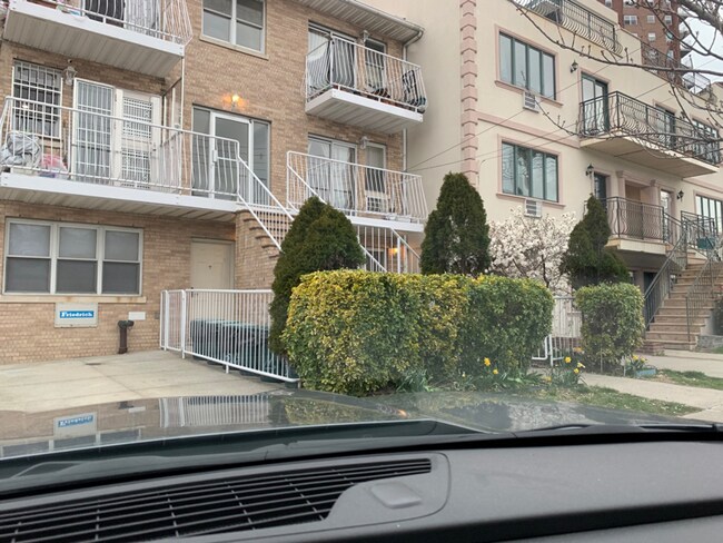 Foto del edificio - 2546 Stillwell Ave