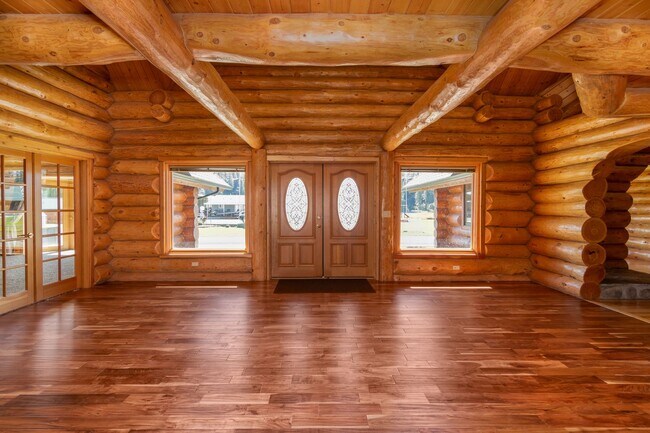 Foto del edificio - Luxury secondary Lake Property offering 3 beds 2.5 baths and bonus space