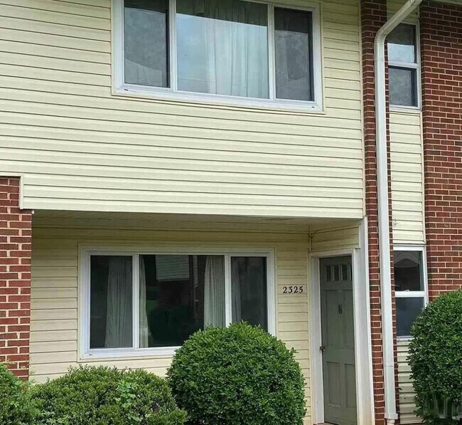 Building Photo - 2325 Champion Ct