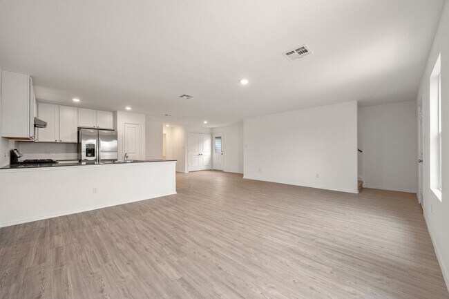 Building Photo - Charming 4BR/2BA in St. Hedwig – Open Floo...