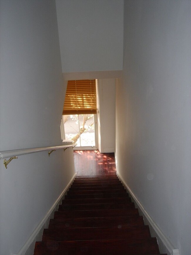 Building Photo - Spacious 2BR/1.5BTH Bi-level w/ HW Floors,...