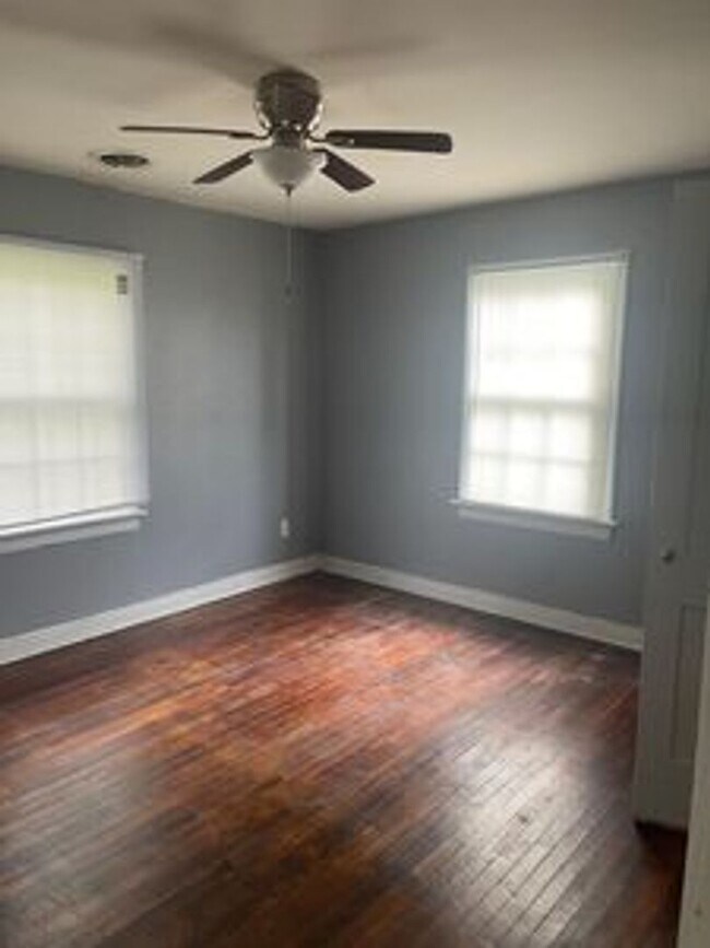 Foto del edificio - 2 bed house on Rva Northside!  Central hvac, hardwoods,all electric, lots of parking, laundry,